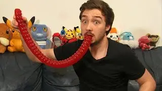 D&eacute;gustation DU PLUS GROS VER GEANT BONBON DU MONDE ! 70 CM & 1,5 KILOS THE WORLD LARGEST GUMMY WORM