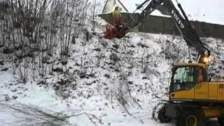 Str&auml;ucher schneiden mit Spezialschere / U.Hunziker Tiefbau GmbH