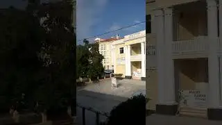 Живописный вид курортного поселка в Крыму из окна вагона железнодорожного поезда ##travel #railway