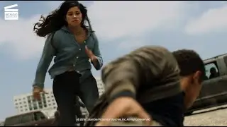 Miss Bala : Fusillade sur le parking CLIP HD
