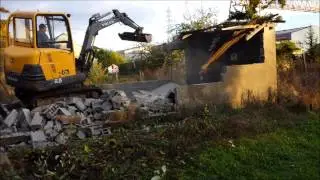 Démolition d'un garage avec une mini pelle volvo EC25