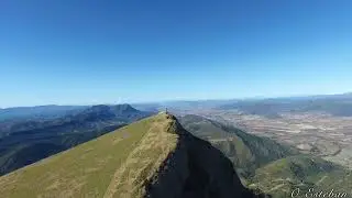 Sobrevolando la Peña Oroel