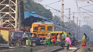 Uncontrol Traffic At Railgate Road Public Moved Railroad yard Emu Train Honking To Departs