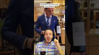 🍷Sirviendo el vino como un profesional Banderaluna🍷 #licores #restaurant #sommelier #vinos