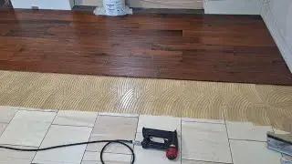 Процесс укладки паркетной доски