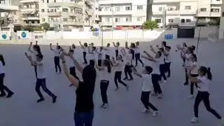 المعلمة نغم علي انشودة ( كرة القدم )