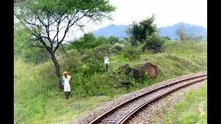 INDIAN RAILWAYS Mavli-Marwar Meter gauge passenger climbs tight curves up the hill (12 of 20)