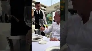 😂🍷 Клиент-эксперт, который рассмешил официанта!