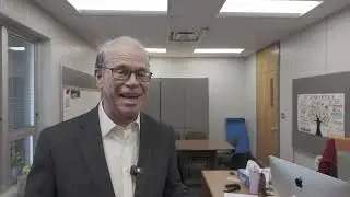 Губернатор Индианы Майк Браун беседует с представителями Фонда семьи Милкен.
