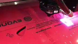 Buchstaben einer Schreibschrift aus Acrylglas lasern