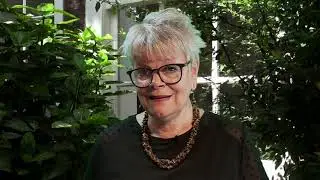 Het overleefde verleden - Witte bloemblaadjes dwarrelen denkbeeldig over de velden