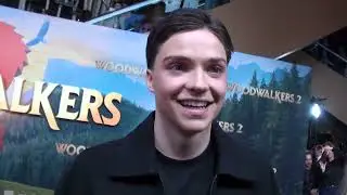 Carag im Interview - Emile Ch&eacute;rif bei der Premiere von WOODWALKERS 2 in K&ouml;ln - Puma Wandler & Fans