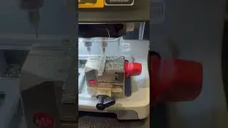 Нарезка лезвия автомобильного ключа на ЧПУ станке Xhorse Dolphin  #machine #key #automobile