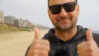 Em deien...&iquest;Qu&egrave; fas? &iquest;Escombrar la mar?. Xavi Masdevall. Pioner del SUP a Catalunya.