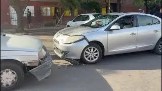 Violento choque en Barrio Malvinas: Un Renault 9 y un Fluence impactaron casi de frente...