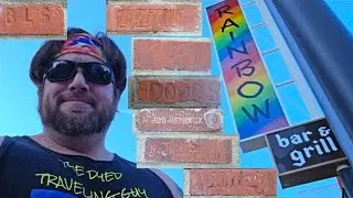 Крупный план именных кирпичей в баре-гриле The Rainbow Bar & Grill на Сансет-стрип &mdash; 19.12.2025 😎🤘