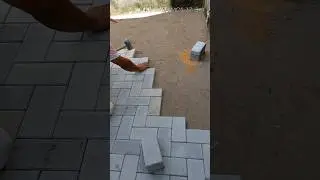 Pedreiro colocando blocos de concreto - tijolos paver- toque em inscrever-se