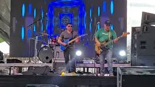Banda L&uacute;pulo e Cereais n&atilde;o Maltados no BMF 2025. Kenny Loggins - Footloose