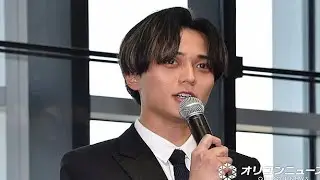永瀬廉が萌え袖でポーズ! 重め前髪センター分けでほほ笑むアップショットに「優しい表情で好き」「かっこよくて美人さん」 「チラッと見える鎖骨も美しい」