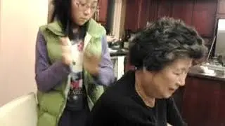 何开琅为外婆敲背