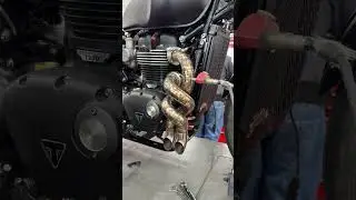 Thoughts on this exhaust design?#triumph #motorcycle #triumphmotorcycles