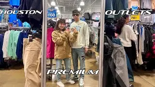 HOUSTON PREMIUM OUTLETS  marcas reconocidas, entre las que se incluyen BURBERRY, Nike, y VERSACE