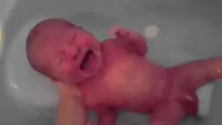 Mon b&eacute;b&eacute; qui prend sn baain