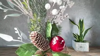 Ветка елки с бантиком, яблоком и ягодами