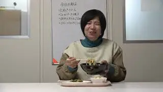 ともべ幼稚園　今日の給食「たぬきうどん」を食べる