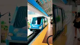 🚄 MIAMI METROMOVER AT BRICKELL STATION &ndash; 🇺🇸 MIAMI, USA #train #monorail #metromover #railway #subway
