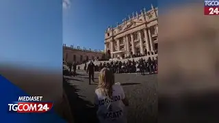 Scavalca le transenne di San Pietro per protestare contro le corride, identificata nota attrice