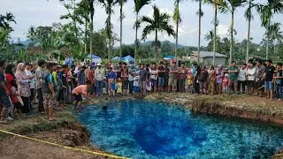 MENGERIKAN BIKIN JANTUNGAN‼️PEMILIK SINKHOLE VIRAL MELAKUKAN PEMBERSIHAN  DIDEKAT BIBIR SINKHOLE