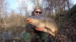 Carp Fishing rapido con il mais: old school stalking in fiume