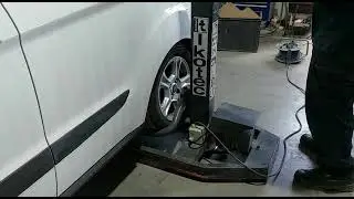 Elevador m&oacute;vil para autom&oacute;viles Ikotec. Herramientas &uacute;tiles para un taller de automoci&oacute;n.