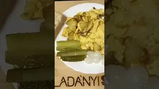 Krumplis rántotta készítése vasserpenyőben.