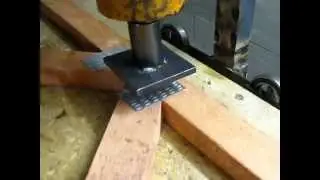 Lisov&aacute;n&iacute; gangnail styčn&iacute;kov&yacute;ch desek na dom&aacute;c&iacute;m hydraulick&eacute;m lisu