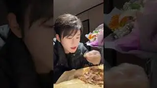 หวังอี้จวิ้นอยากรู้ความหมายเพลง T2T - Timethai(f.BAMBAM) Live 23.12.25