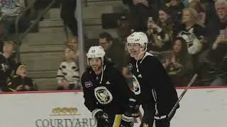 52-year-old Jarom&iacute;r J&aacute;gr jokes with Kris Letang at Penguins practice