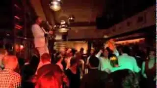 Saxofonist Boris Kloek samen met De Vriendelijke DJ