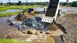 Dozer Shantui Using Stones Pushing Over, Truck DONGFENG 25.5Ton