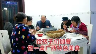阿英逮个鸭子来杀，给孩子们加餐，用鸭汤煮锅糯米粑粑，又鲜又糯