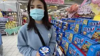 Fanfan goes shopping barefoot in the supermarket