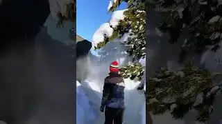 OMG&hellip;Snow falls down from the roof #satisfyling #asmr #snow #ice #fyp #oddlysatisfying
