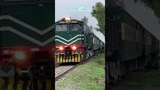 The fastest and the famous train tezgam passing near Gujrat railway station #shorts #gujrat #live