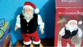 Hip Swinging Santa Sings 