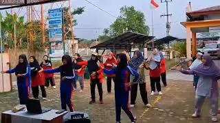 kelompok 4 mahendra,ibra,meilo shanty,intan,raissa senam bersama lansia di puskesmas kasui