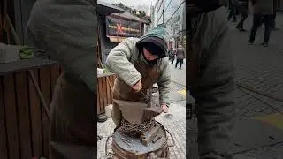 Watch as a skilled artisan forges a stunning metal rose right at the Christmas market 🌹✨.