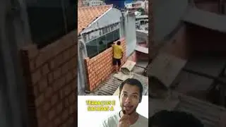 VIZINHO ABRIU JANELA NO MURO DE DIVISA