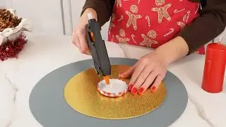 Она приклеила крышку к подставке для торта! 🤯 Рождественский лайфхак за 2 доллара, который вы обя...