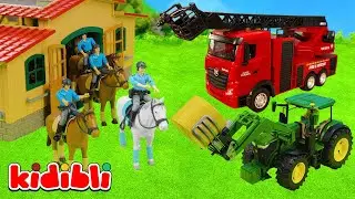 Les Pompiers Sauvent un Tracteur du Feu avec la Police &agrave; Cheval 🔥🚒 Vid&eacute;o Jouets Enfants | Kidibli